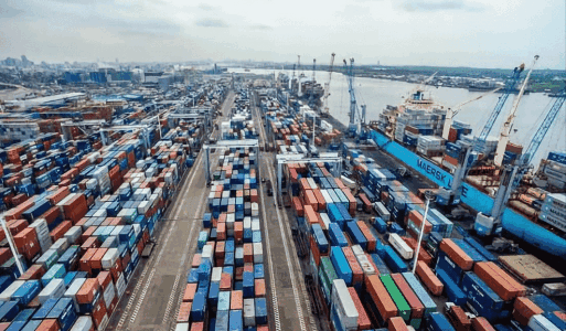 海港近乎“死亡擁擠”！關稅或超30億英鎊！貨車排隊等待數公里！