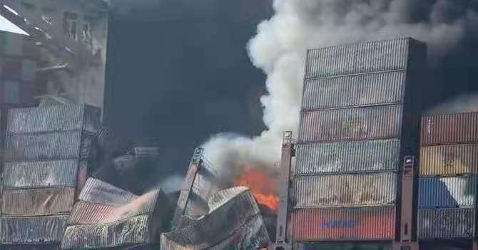 一艘載滿中國貨物集裝船突發(fā)火災