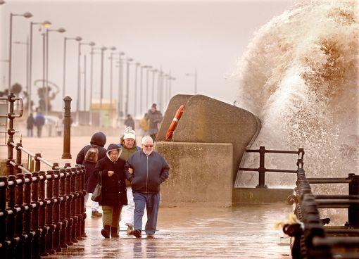 需注意！歐洲多國遭強風暴襲擊，港口關閉，航班停止運營